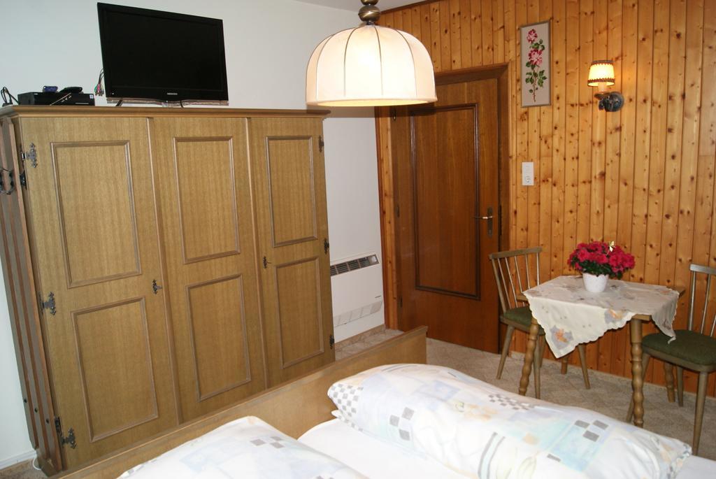 Gaestehaus Ferienwohnungen Lackner Rennweg am Katschberg Ruang foto