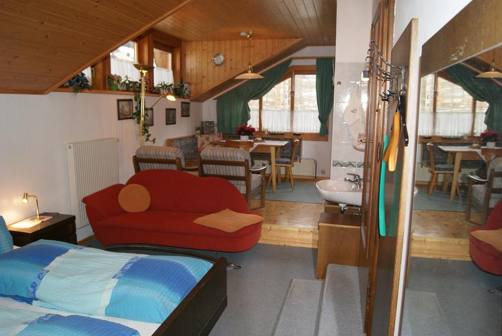 Gaestehaus Ferienwohnungen Lackner Rennweg am Katschberg Ruang foto