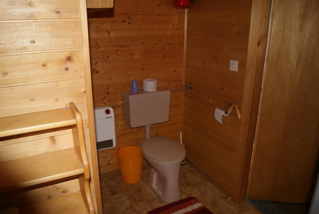 Gaestehaus Ferienwohnungen Lackner Rennweg am Katschberg Ruang foto