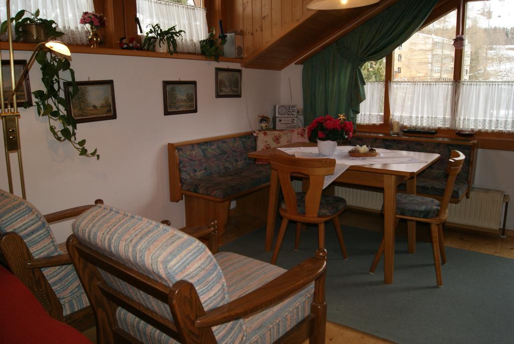 Gaestehaus Ferienwohnungen Lackner Rennweg am Katschberg Ruang foto